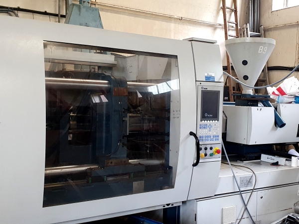 Injection moulding machine.